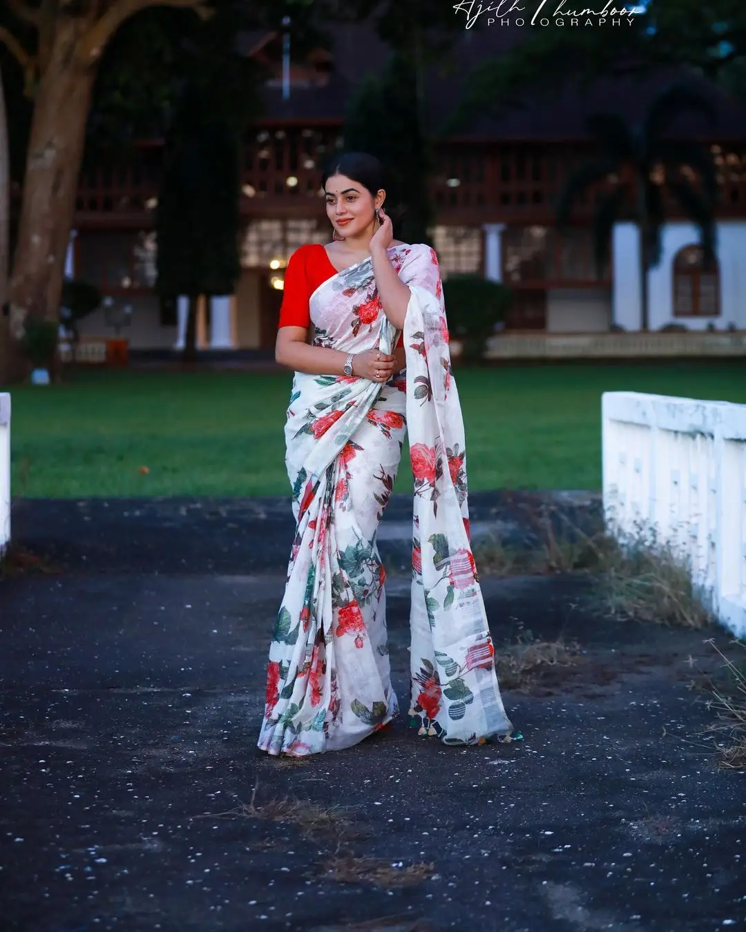 Shamna Kasim Mesmerizing Looks In Beautiful White Saree Red Blouse